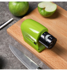 Ножеточка Luazon LTE-02, электрическая, для ножей/ножниц/отвёрток, 4хАА (не в ком.), зелёная
